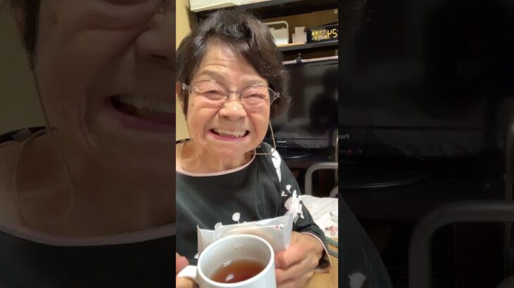 ９４歳ツムツムおばあちゃん朝のご挨拶👵おめざは不二家バームクーヘン❤️嬉しい👍今日もハッピーな一日になりそう👵❤️❤️❤️
