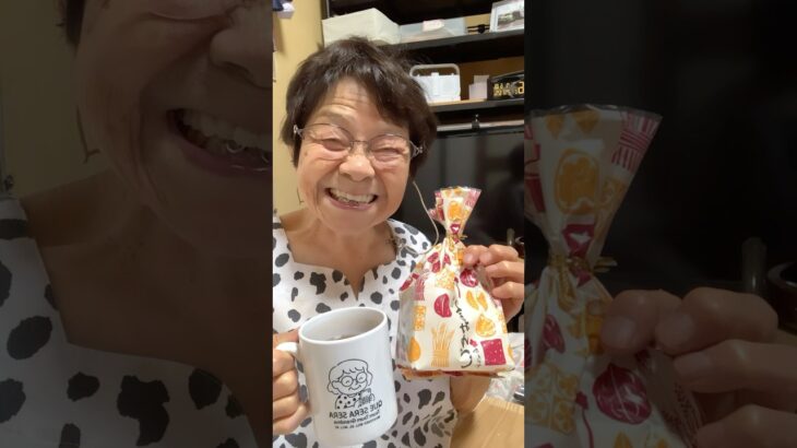 ９４歳ツムツムおばあちゃん朝のご挨拶👵朝のおめざ❗️くるみゆべしをモグモグ👵今度の目標はハワイアンセンター🌺目標に向かってハッスルウーマン👵❤️❤️❤️