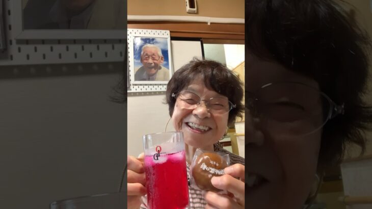 95歳ツムツムおばあちゃん朝のご挨拶👵朝から大忙し❗️プラ&生のゴミ出し❗️一仕事後の紫蘇ジュースでおじいちゃんと朝のご挨拶👵❤️❤️❤️