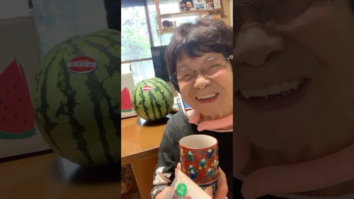 ９４歳ツムツムおばあちゃん朝のご挨拶👵新潟の親戚から送られてきたスイカ🍉の前で朝のご挨拶🥰ラッキーな一日でしたー👵❤️❤️❤️